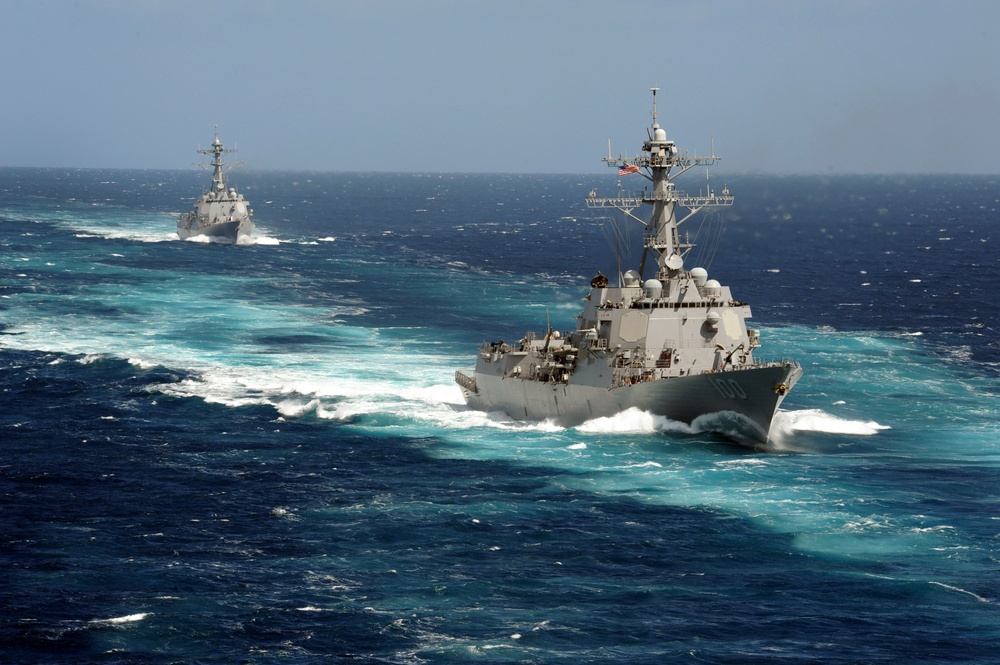 USS Kidd and USS Pinckney transit the Pacific