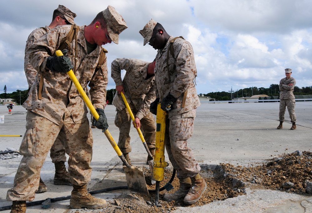 Marine 'Devil Dogs' train with RED HORSE airmen