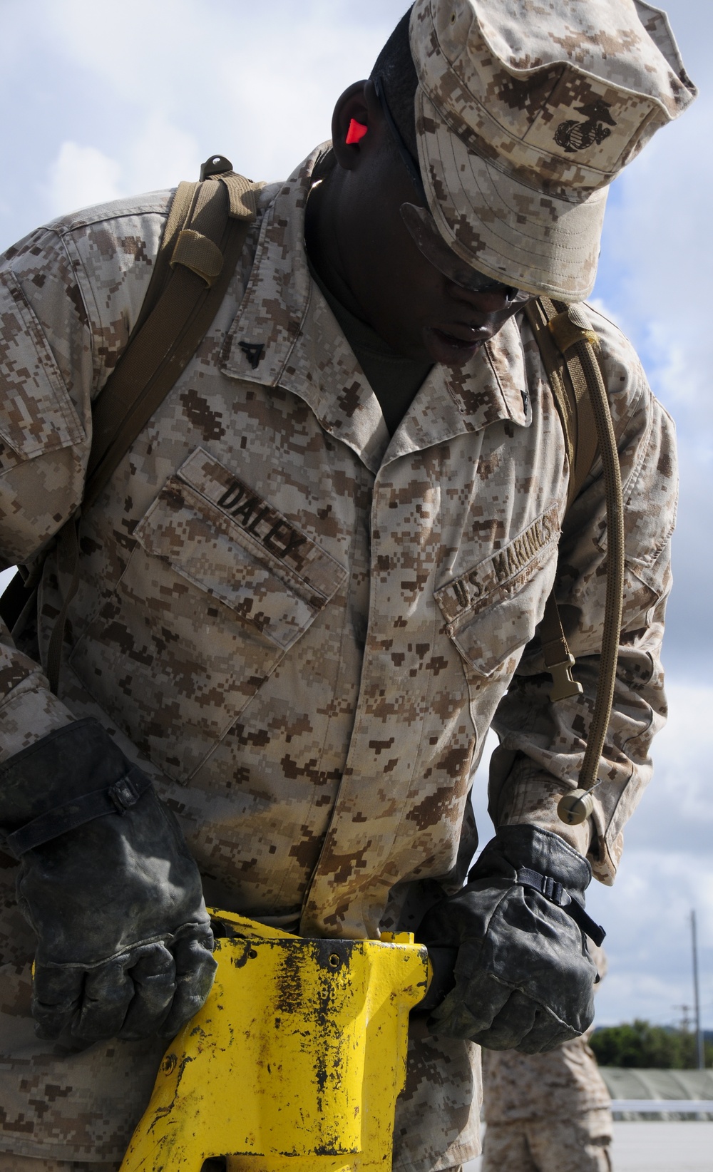 Marine 'Devil Dogs' train with RED HORSE airmen