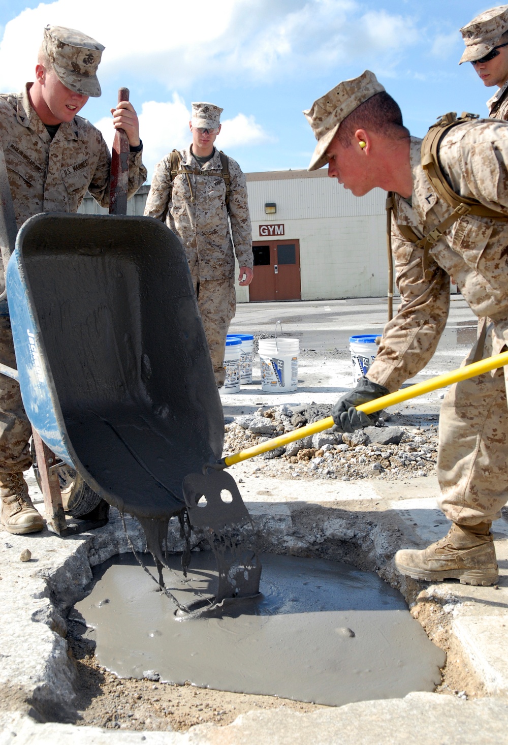 Marine 'Devil Dogs' train with RED HORSE airmen