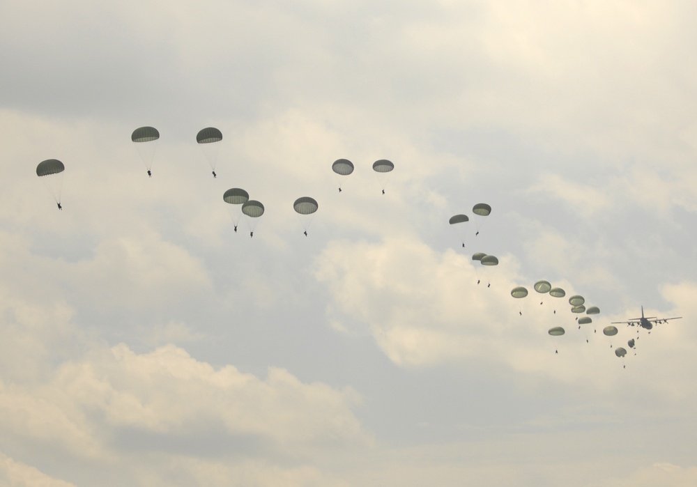 Paratroopers demonstrate capabilities to public