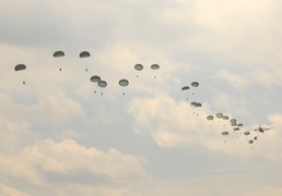 Paratroopers demonstrate capabilities to public