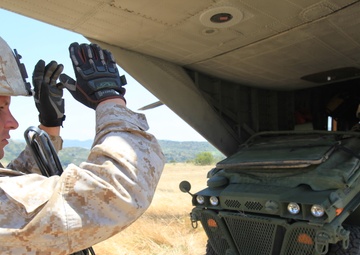 Helos haul Expeditionary Fire Support System