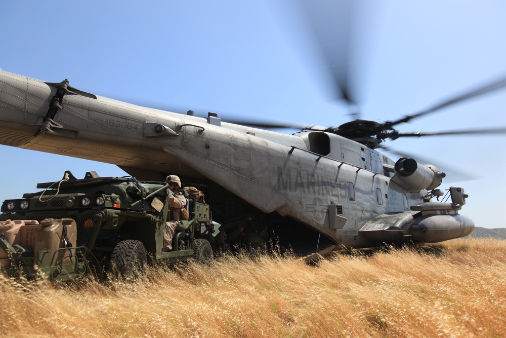 Helos haul Expeditionary Fire Support System