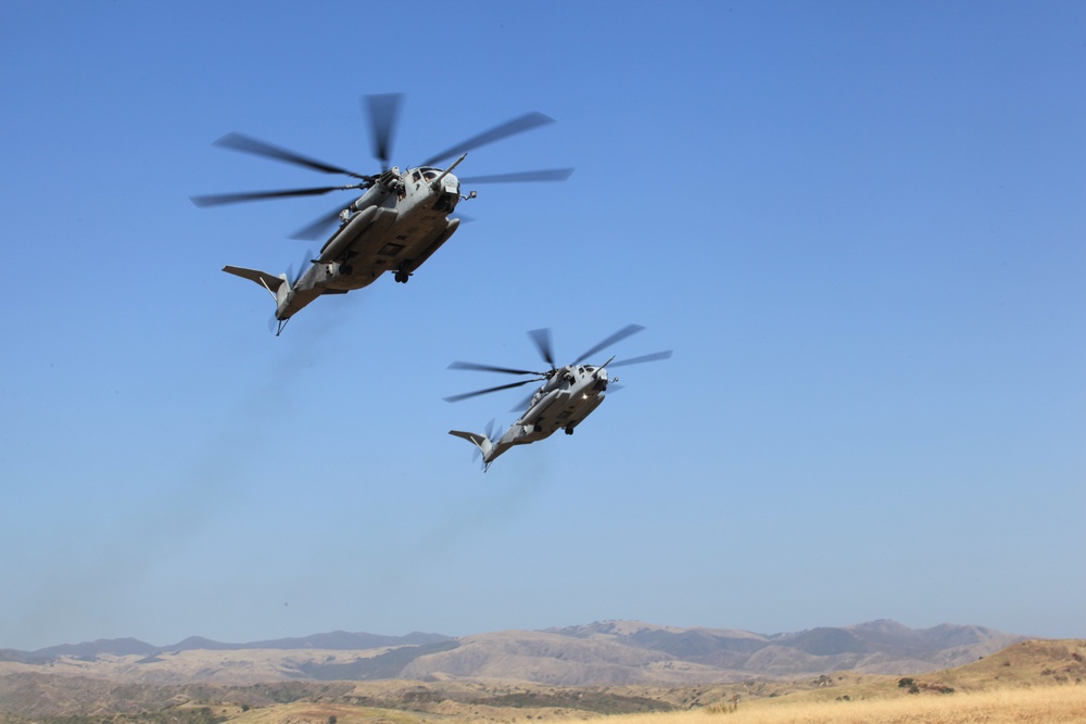 Helos haul Expeditionary Fire Support System