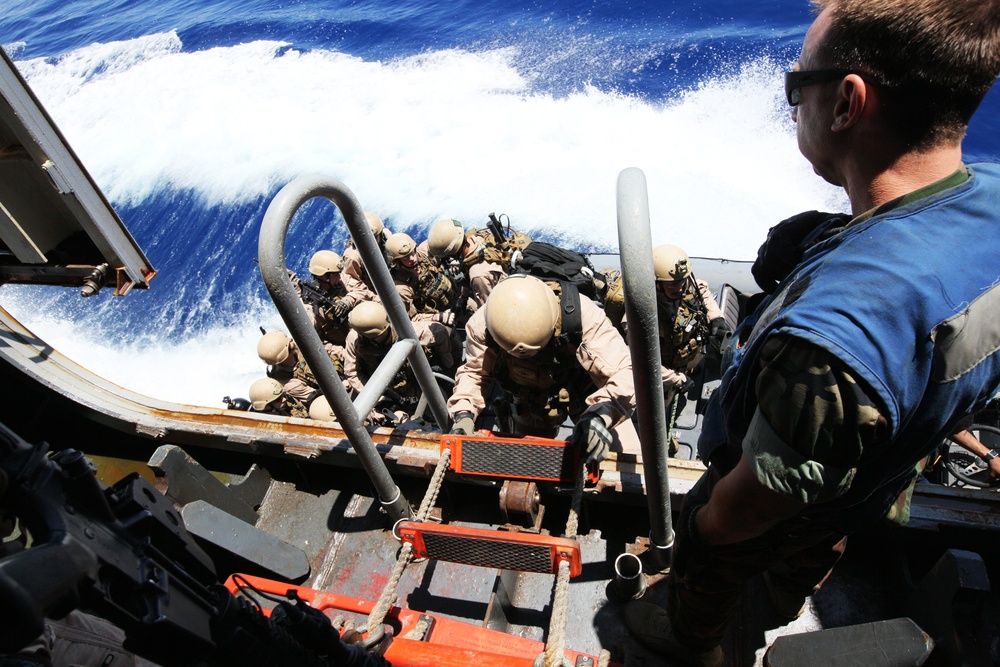 22nd MEU conducts VBSS training