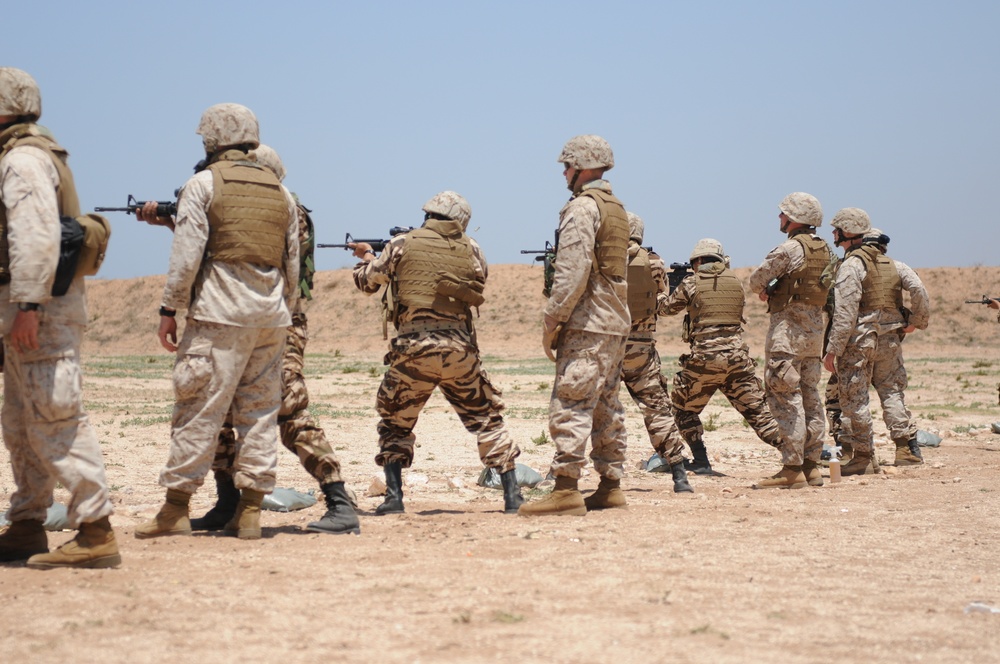 Marines increase interoperability with host-nation weapons training during African Lion 2011