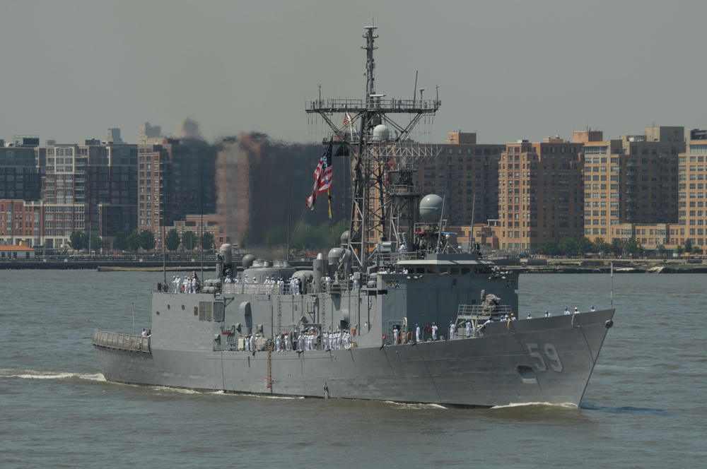 Ships enter harbor fo Fleet Week New York 2011