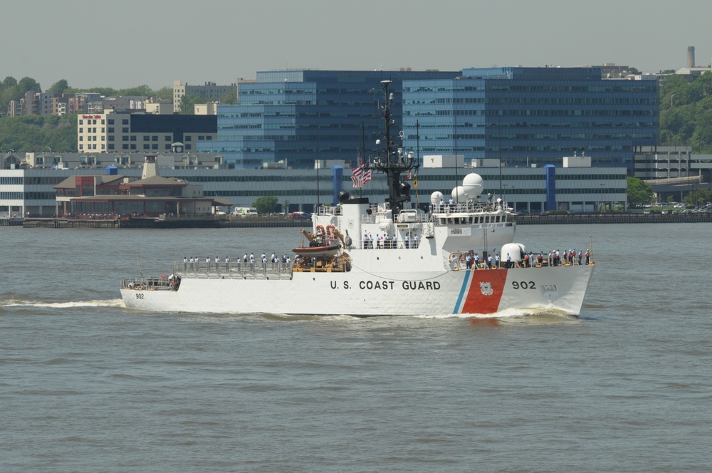 Ships enter harbor for Fleet Week New York 2011