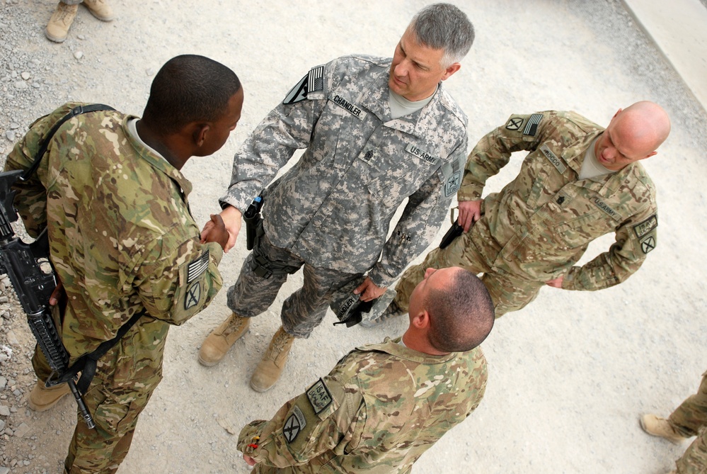 Sgt. Maj. Chandler meet soldiers