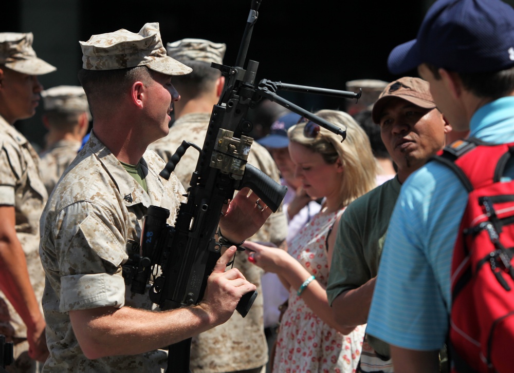 Marines demonstrate weapons at Times Square