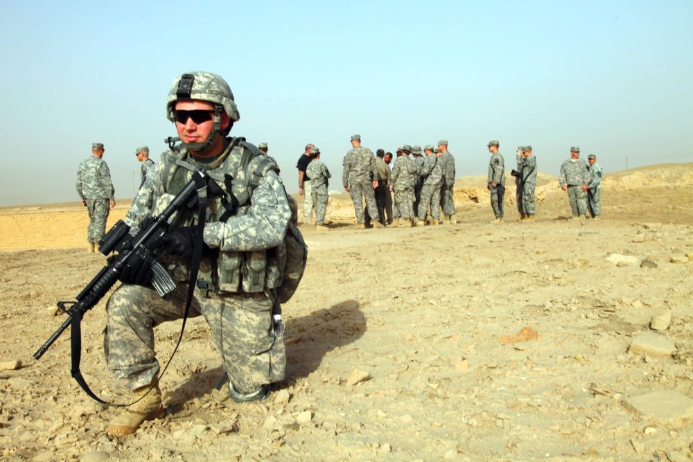 Soldiers tour Ziggurat of Ur