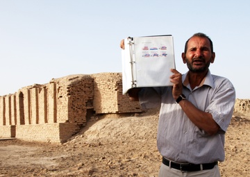 Soldiers tour Ziggurat of Ur