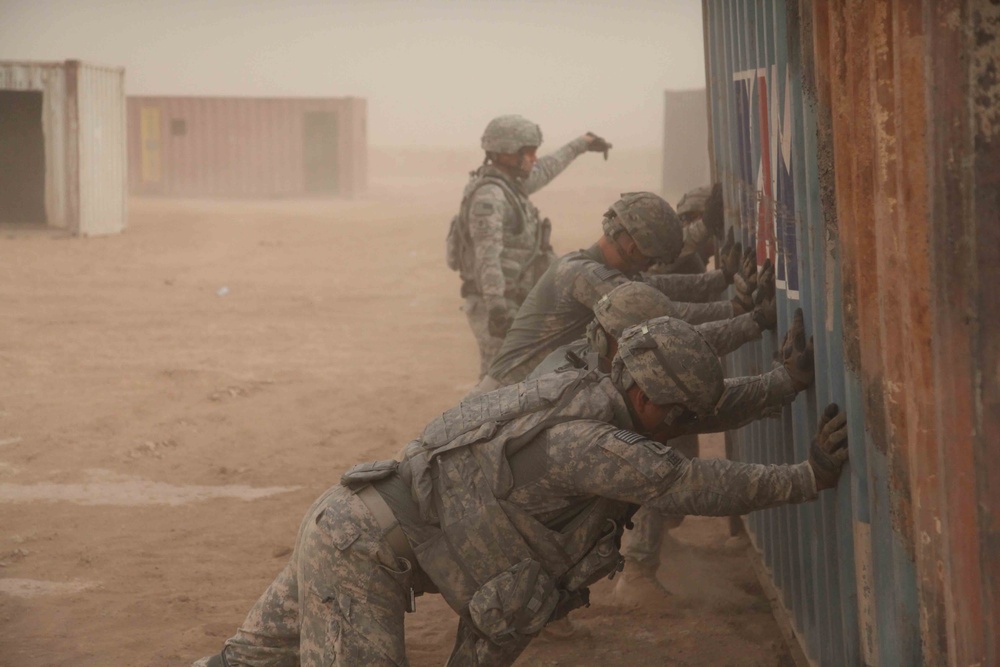 US soldiers form a MOUT site Iraqi army