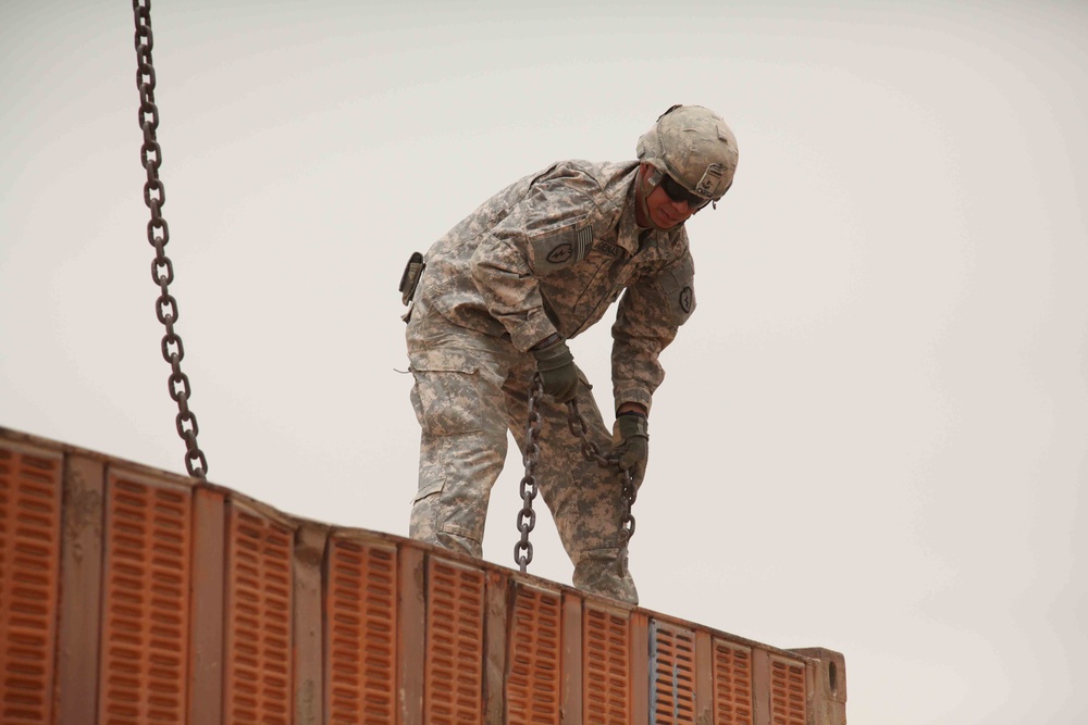 US soldiers form a MOUT site Iraqi army