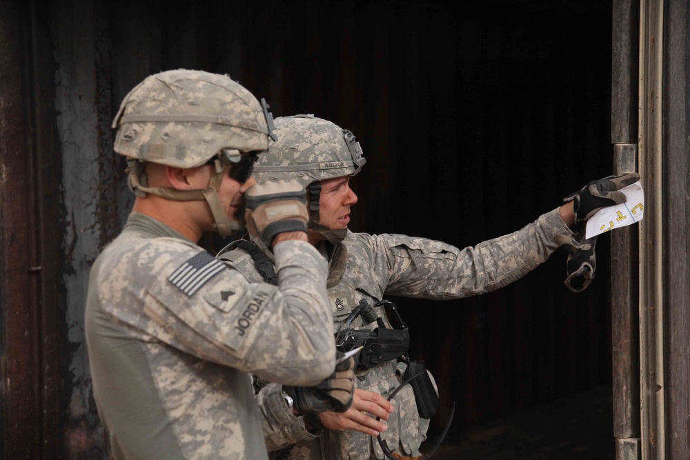 US soldiers form a MOUT site Iraqi army