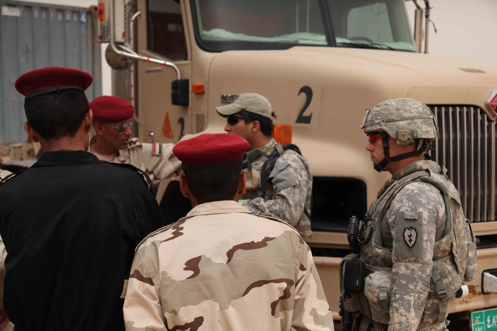 US soldiers form a MOUT site Iraqi army