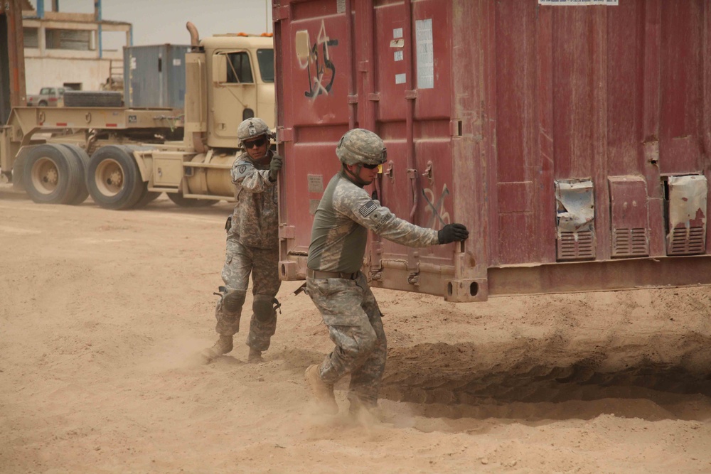 US soldiers form a MOUT site Iraqi army