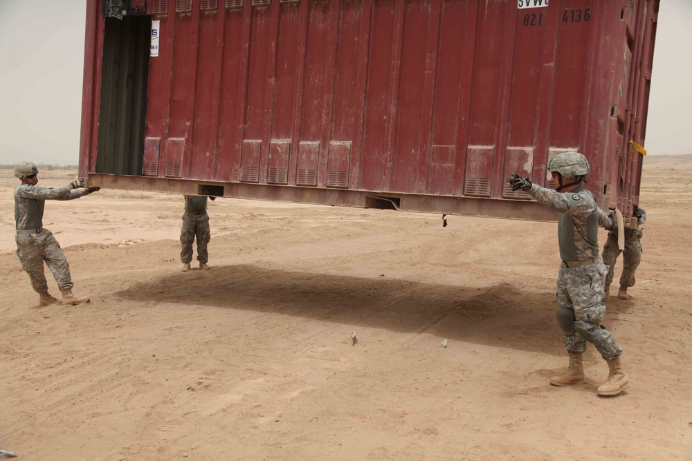 US soldiers form a MOUT site Iraqi army