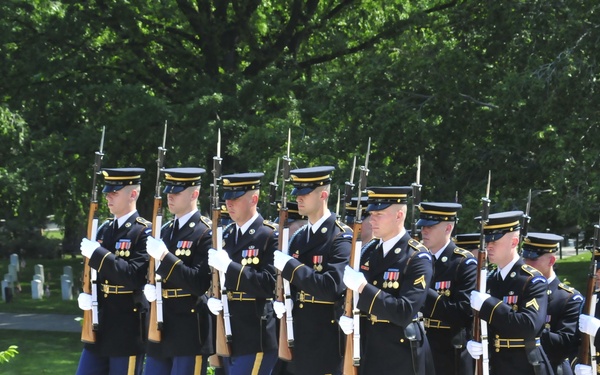 US President lays Memorial Day wreath at Tomb of the Unknown Soldier