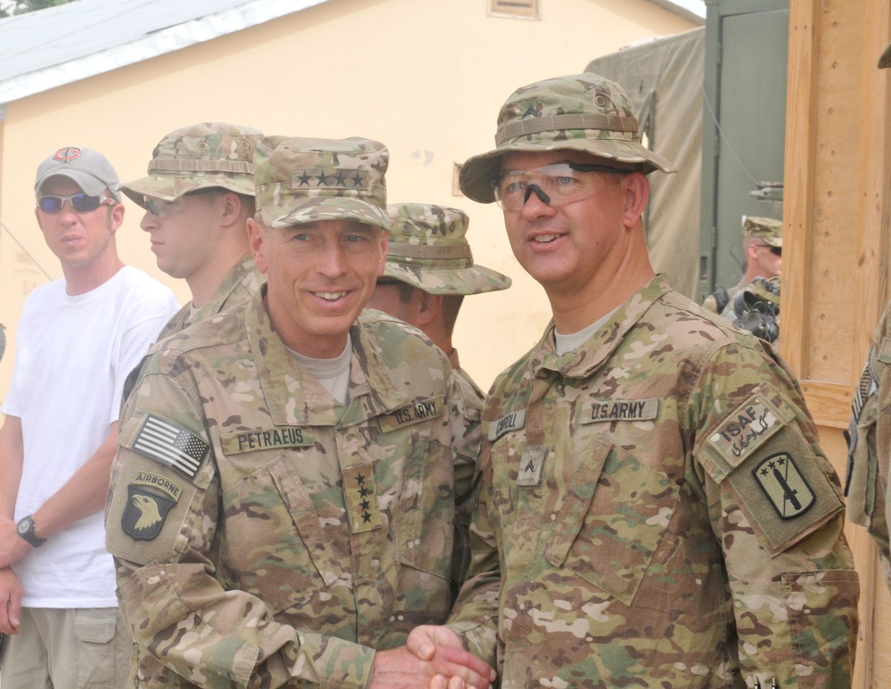 ISAF commander visits Vanguard soldiers