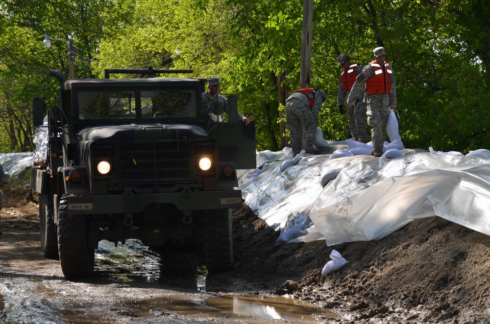 North Dakota National Guard supports Corps of Engineers flood fight