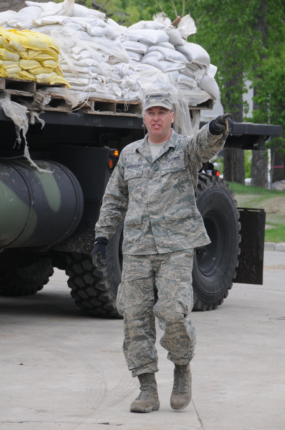 Airmen helping with Missouri River flood fight