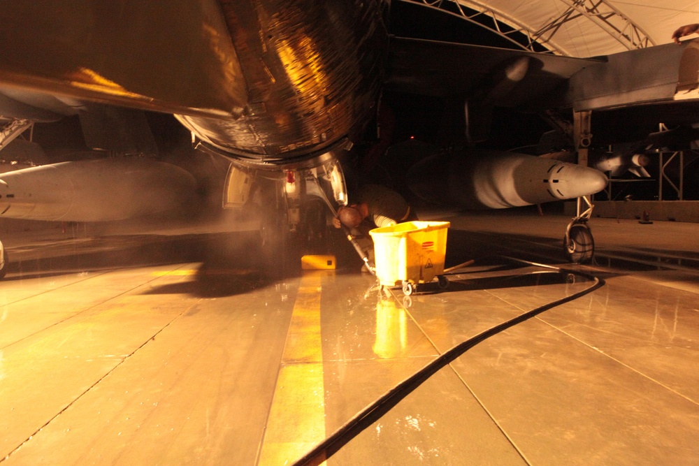 Bird Bath: Marine mechanics keep Harriers dust-free in Afghanistan