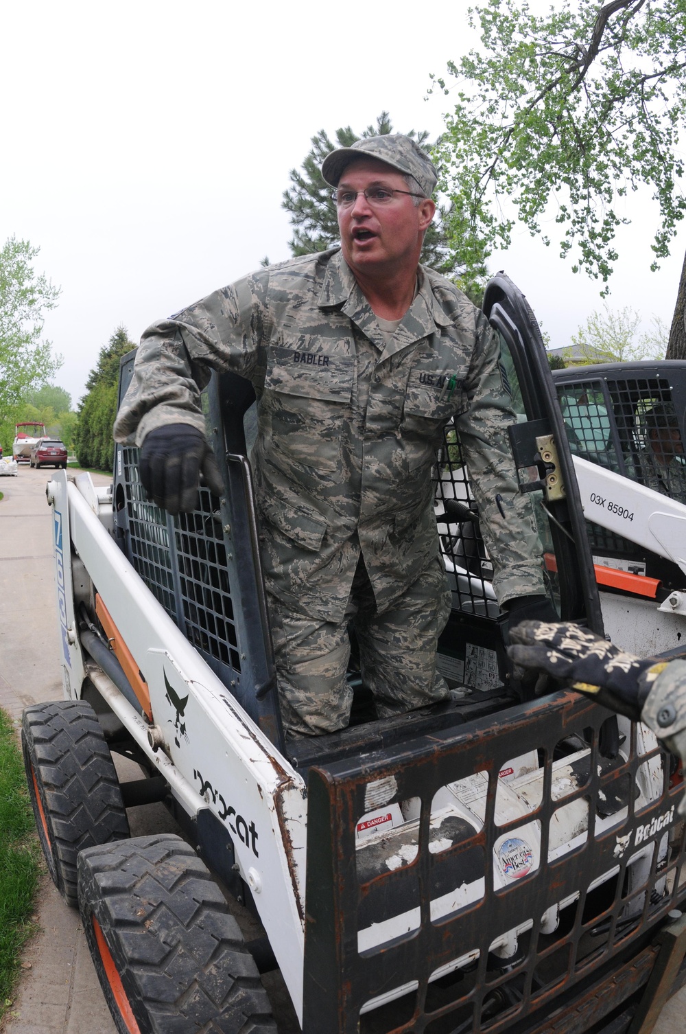 Airmen helping with Missouri River flood fight