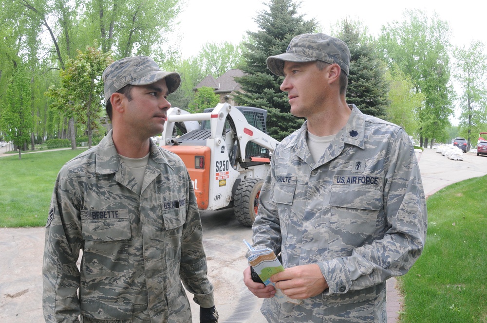 Airmen helping with Missouri River flood fight