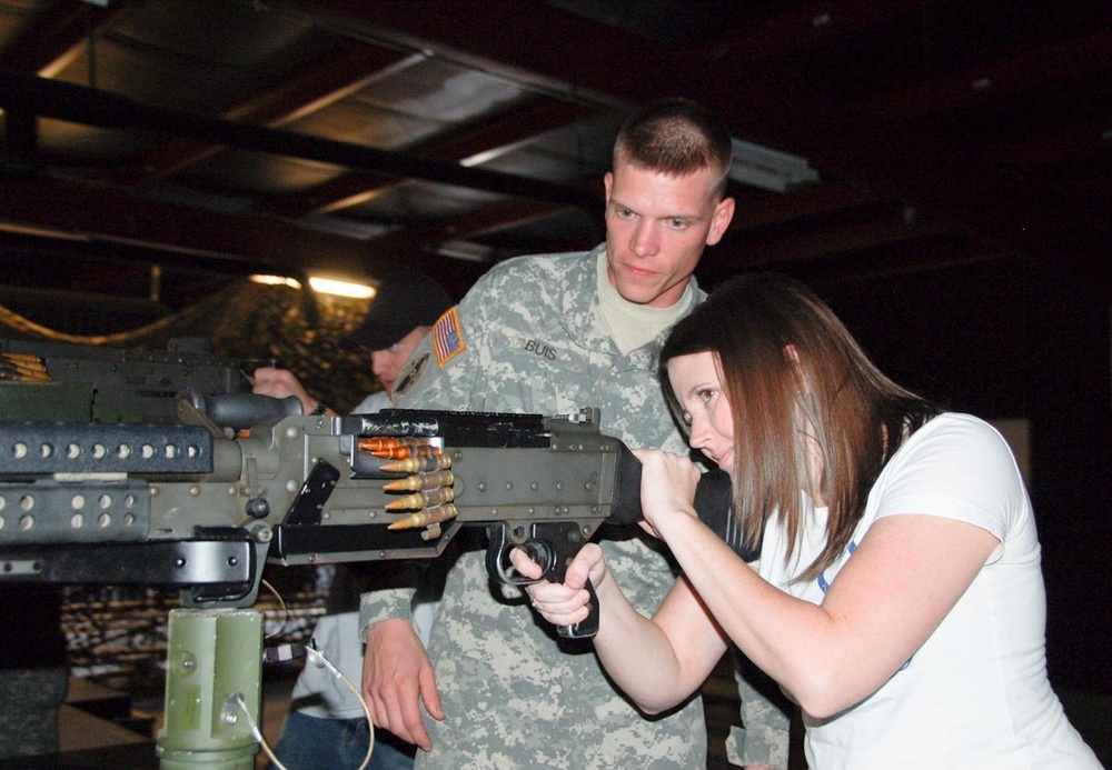 Indianapolis Colts linebacker volunteers for USO, visits Camp Atterbury