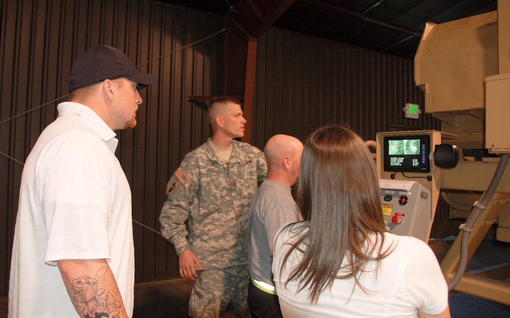 Indianapolis Colts linebacker volunteers for USO, visits Camp Atterbury