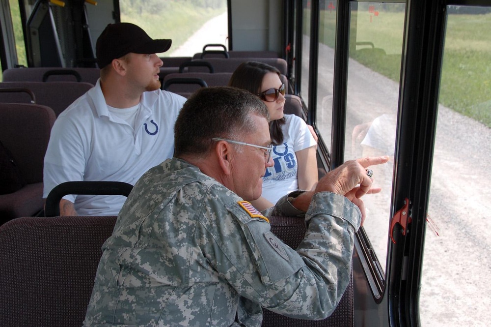 Indianapolis Colts linebacker volunteers for USO, visits Camp Atterbury