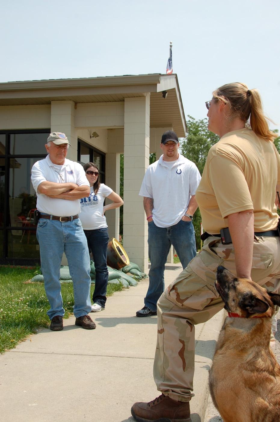 Indianapolis Colts linebacker volunteers for USO, visits Camp Atterbury