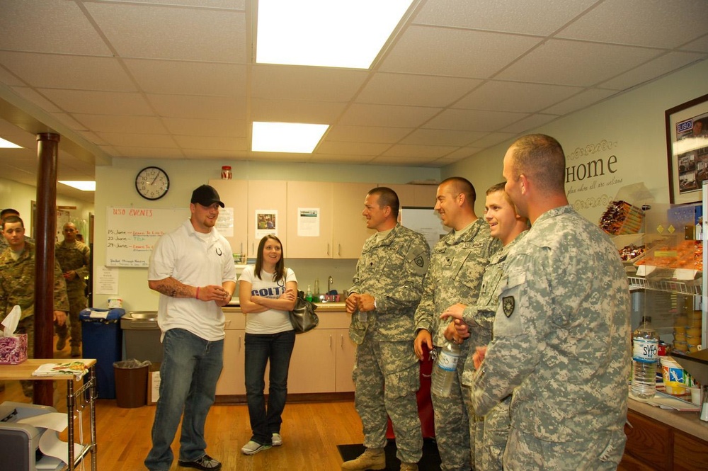 Indianapolis Colts linebacker volunteers for USO, visits Camp Atterbury