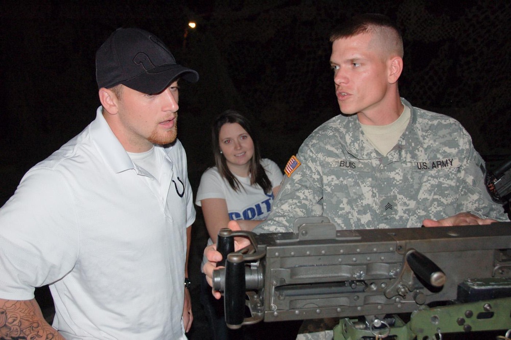 Indianapolis Colts linebacker volunteers for USO, visits Camp Atterbury