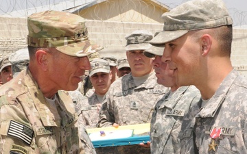 Gen. Petraeus Awards Guardsmen