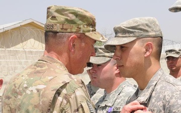 Gen. Petraeus awards soldier for valor