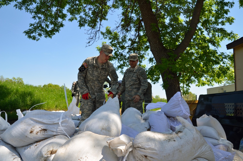 ND National Guard, Corps help Minot, ND fight floods