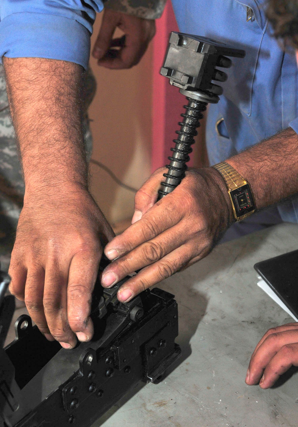 Iraqi maintenance crews learn weapon repair techniques
