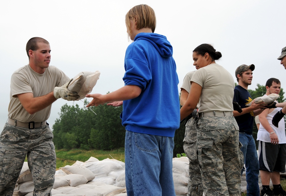 Airmen help prepare for possible flood