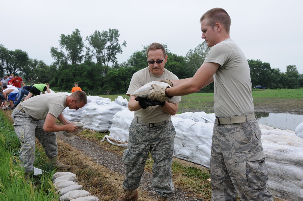 Airmen help prepare for possible flood