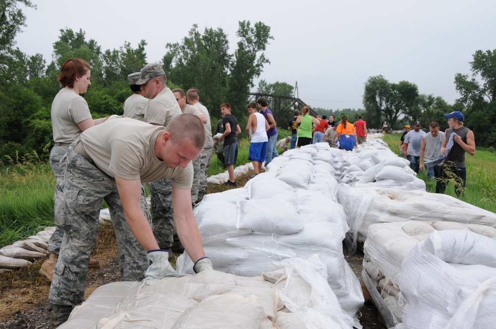 Airmen help prepare for possible flood