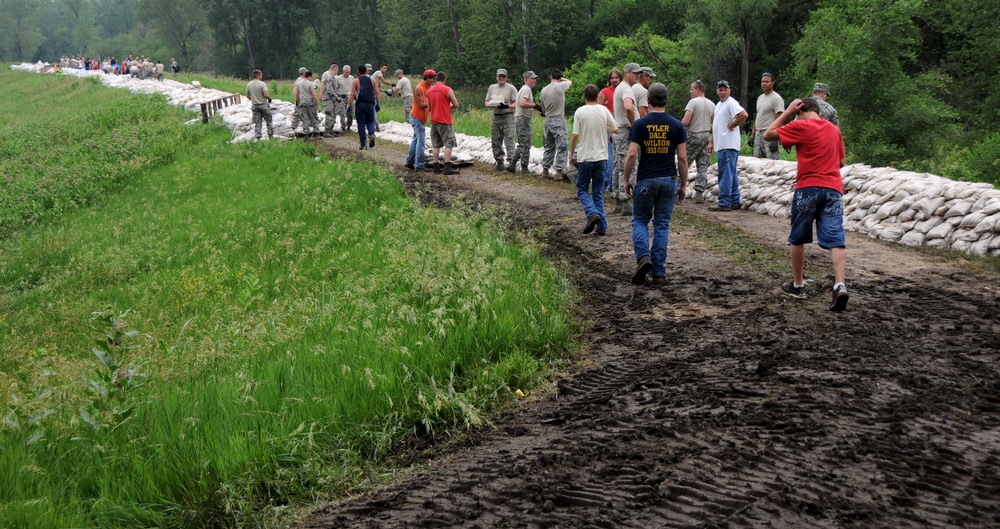 Airmen help prepare for possible flood
