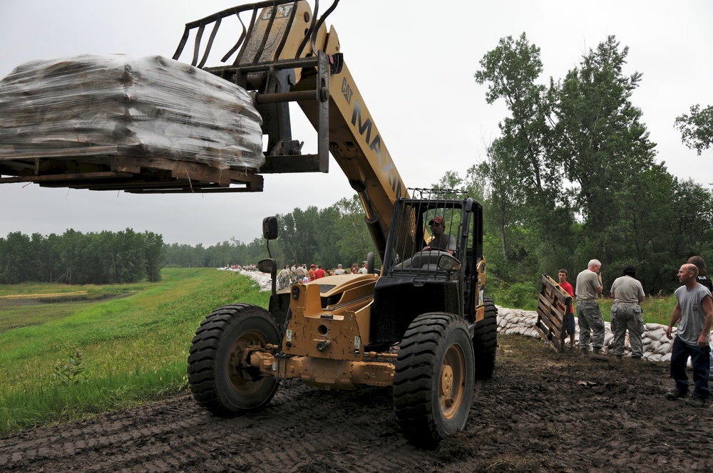 Airmen help prepare for possible flood