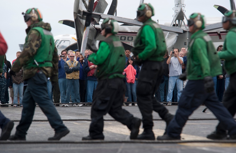 USS Carl Vinson tiger cruise