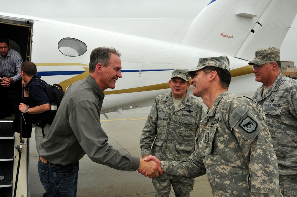 South Dakota governor meets with Blackhawk pilot overseeing Missouri River flooding