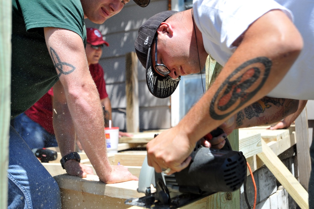 Fort Riley troops build wheelchair ramp for Junction City man