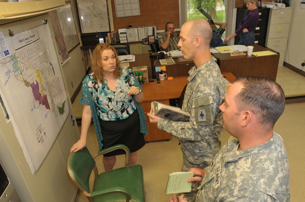 Missouri Guardsmen work flood with local authorities