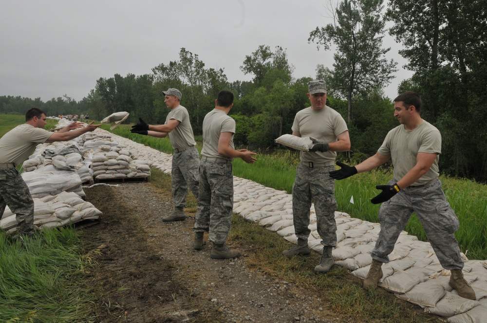 Missouri Guardsmen work flood response